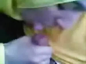 Une jeune fille sexy ...